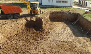 Рытье котлованов под фундамент в Владивостоке – цена от 2572 руб. за м3 | 2Землекопа-Влд
